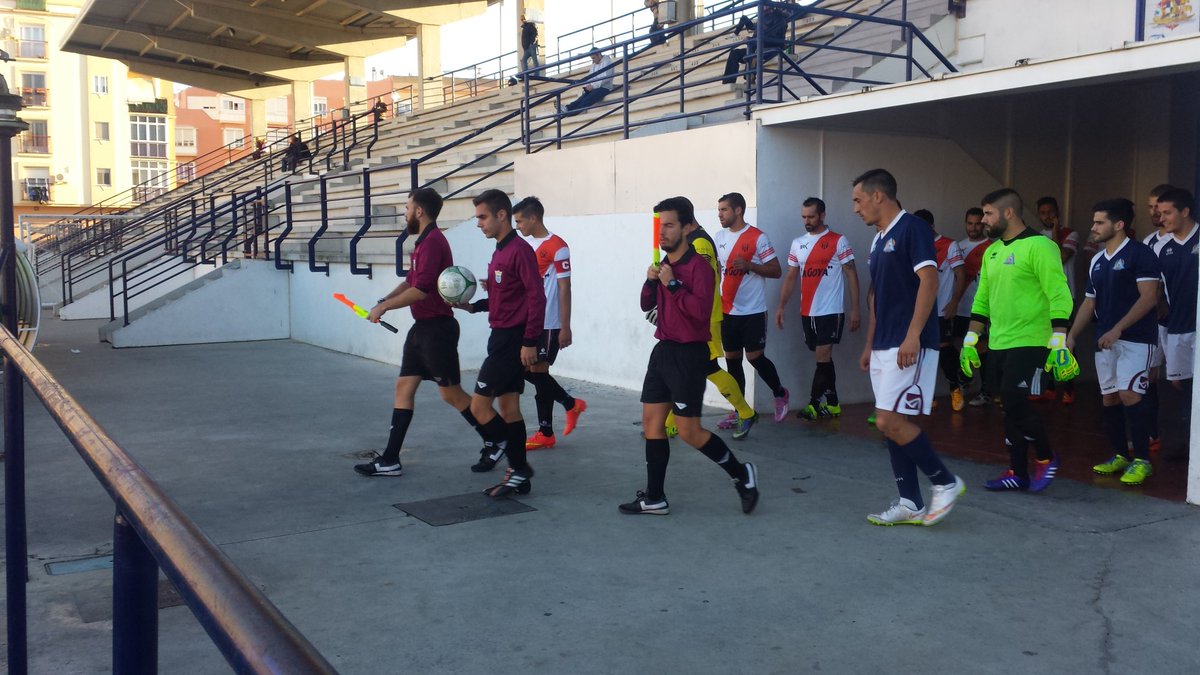 juvesanluquena's tweet photo. Saltan los jugadores al campo. 
A punto de comenzar el partido en la Bazán. https://t.co/yr9OFAKCKk