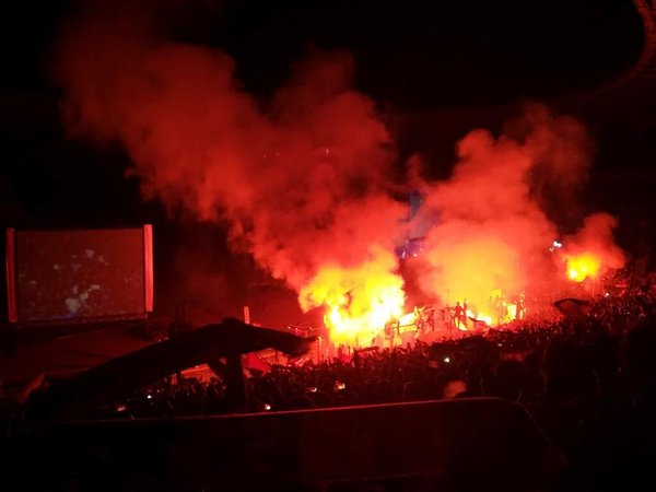 Ultramaniatics's tweet photo. Fans Indonesios de FC Barcelona festejando la victoria en El Clásico.
Imagenes de Depok y Jakarta
21/11 https://t.co/alWxUGTItS