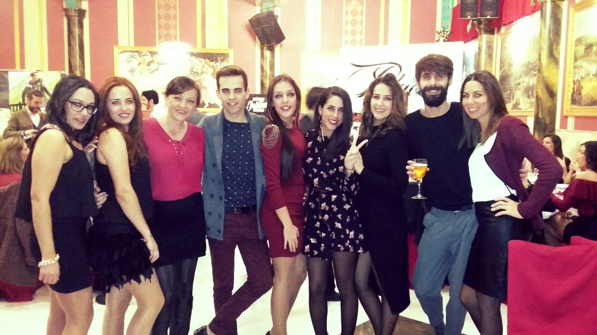 8_manu's tweet photo. Fotos de anoche! Cenita de empresa https://t.co/cwoA7DURaD