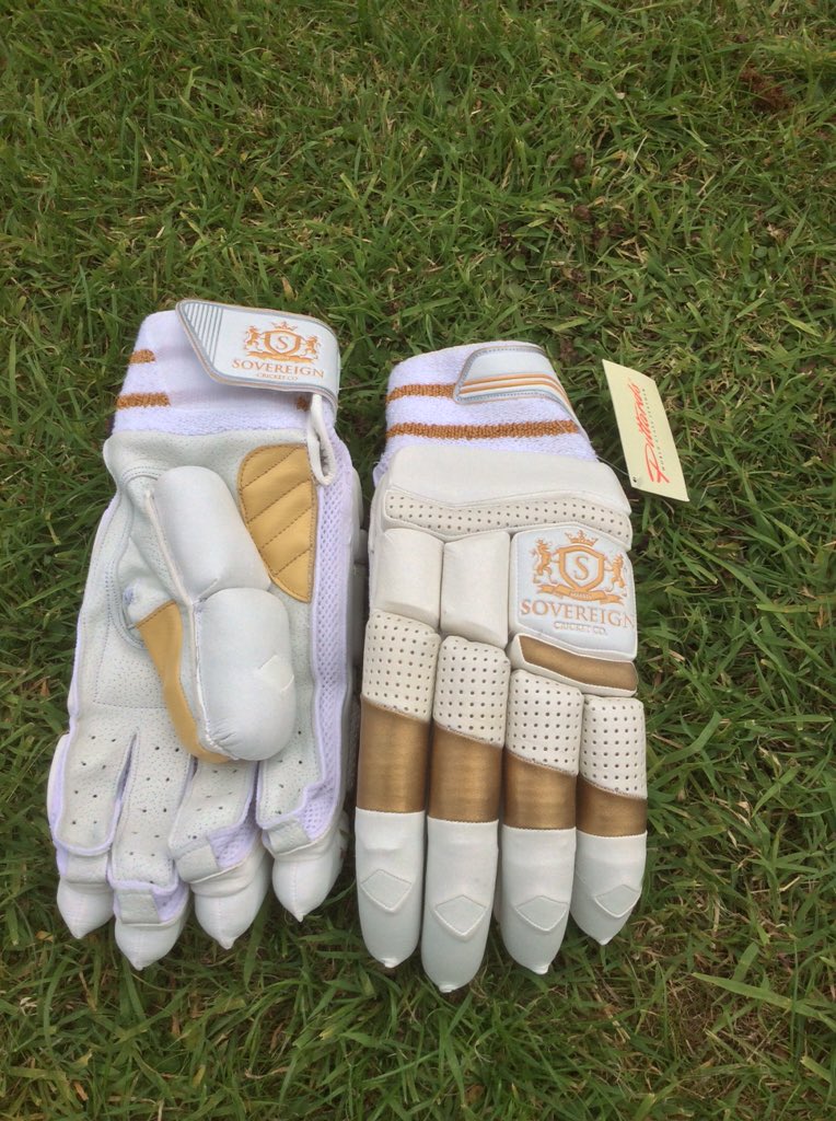 SovereignCrickt's tweet photo. Pre Christmas #sale .... £35 pittards leather gloves with top level protection and sweatband thumb  #cricket https://t.co/dGqshhwls5