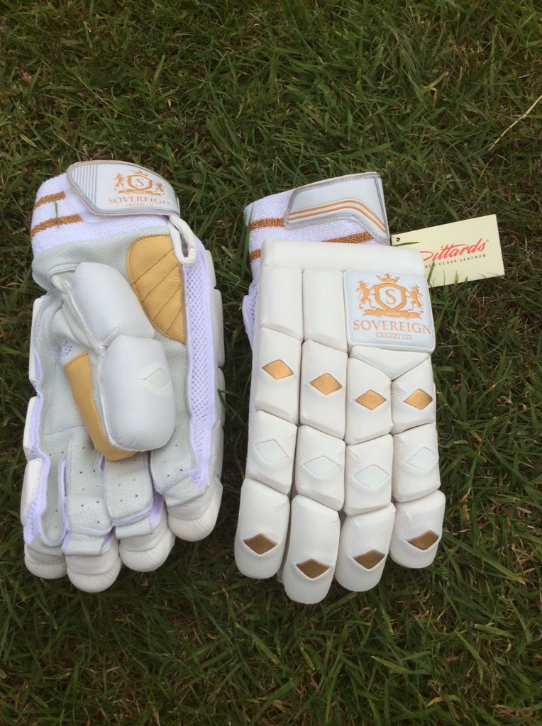 SovereignCrickt's tweet photo. Pre Christmas #sale .... £35 pittards leather gloves with top level protection and sweatband thumb  #cricket https://t.co/dGqshhwls5