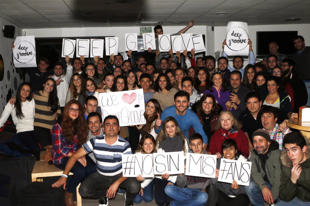 Foto con nuestros deepgroovers apoyándonos en el reto #NoSinMisFans #viveahoratalent @ronbarcelospain @desaliamusic
