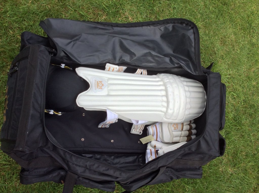 SovereignCrickt's tweet photo. Pre Christmas #sale ..... Massive 3 wheelie bag £50 #cricket https://t.co/vycgyGzeDm