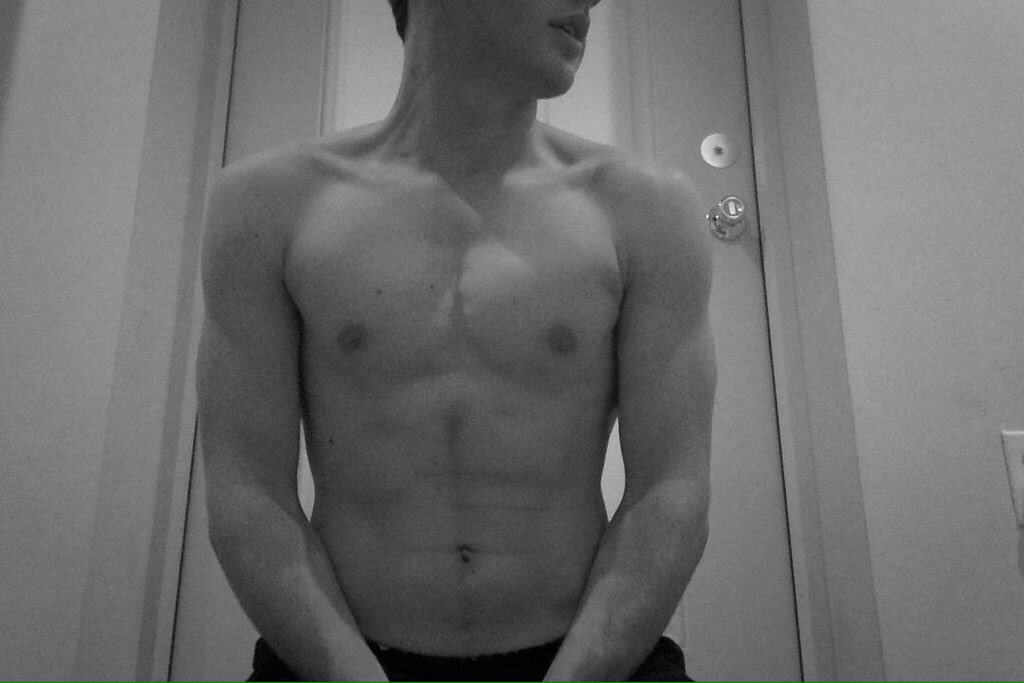 txmmyfxke's tweet photo. i don't mean to be a tool, but im pretty happy with my body rn. https://t.co/XComY35Nwn