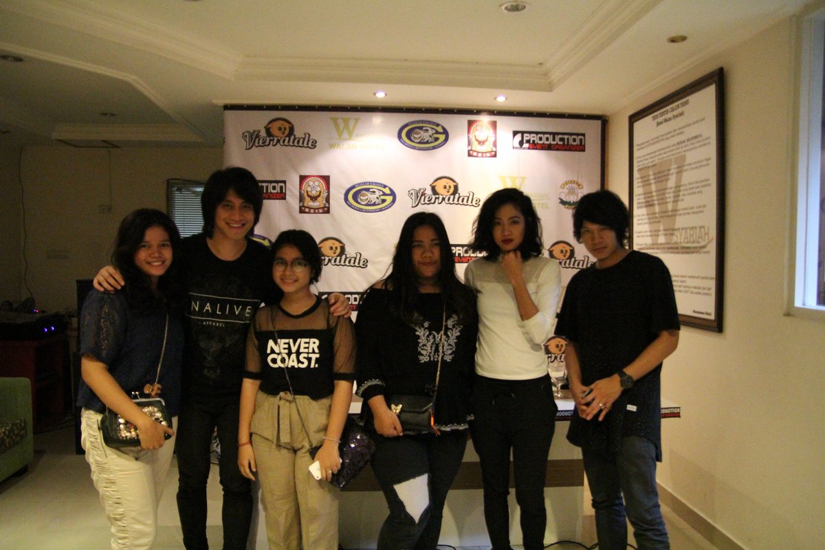 Sesi foto bareng Vierratale Band dengan siswa <a href="/osis_smabhaone/">OSIS SMABHAONE</a> #C_Production