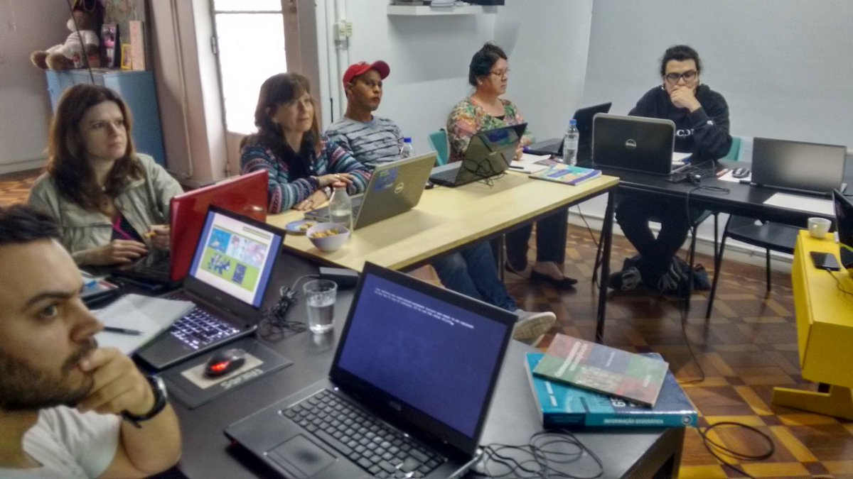 gaup_geo's tweet photo. Curso QGIS, módulo I. #QGIS #SIG @TransLAB_poa @poaxpatial https://t.co/nvnbYaudBx
