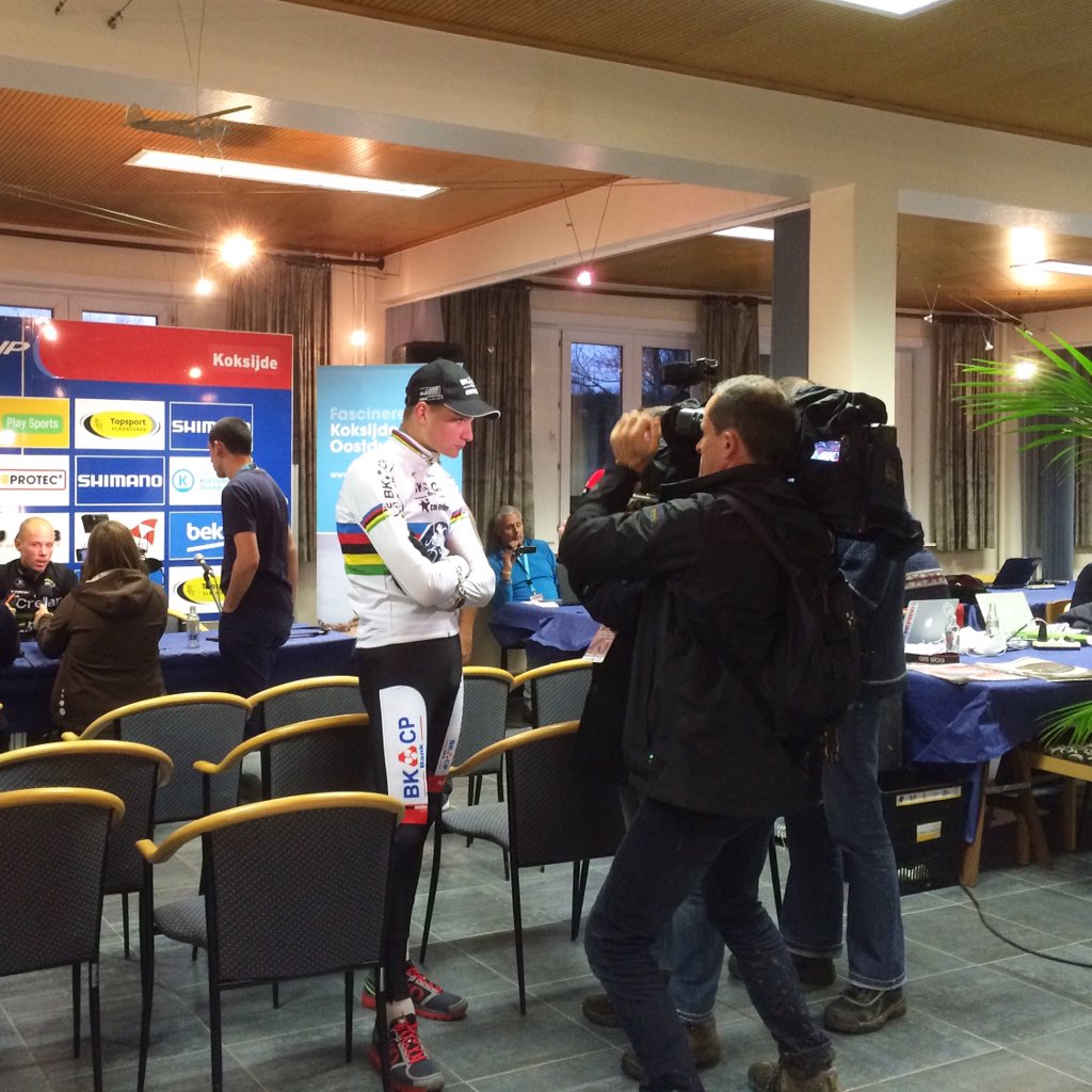 MarieGodderis's tweet photo. Drukke bedoening hier in het #perscentrum! @sven_nys @mathieuvdpoel #likethejob #wbcyclocross #duinencross #koksijde https://t.co/ntzxCVaNgl