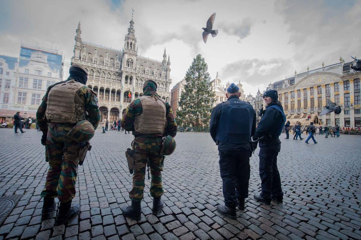 LaVanguardia's tweet photo. #Bruselas, imágenes de una ciudad fantasma (GALERÍA fotográfica) https://t.co/0TiE5rXujN https://t.co/UnSDfOcm9W