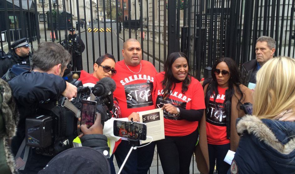 BBCLondonNews's tweet photo. Hundreds of people take to the streets to protest against #knifecrime in London https://t.co/568erzlq9V https://t.co/m6ygFOdCr3