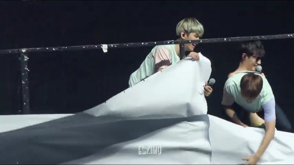 2chanbaek's tweet photo. https://t.co/SKcknC3A6I ตอนแรกก็ช่วยจับ สักพักปล่อย พอหันไปเห็นชานยอลหมอบใส่เสื้อรีบโกยกระดาษมาช่วยปิดเลย มีขำด้วย 😂 https://t.co/v3m22E0AEe