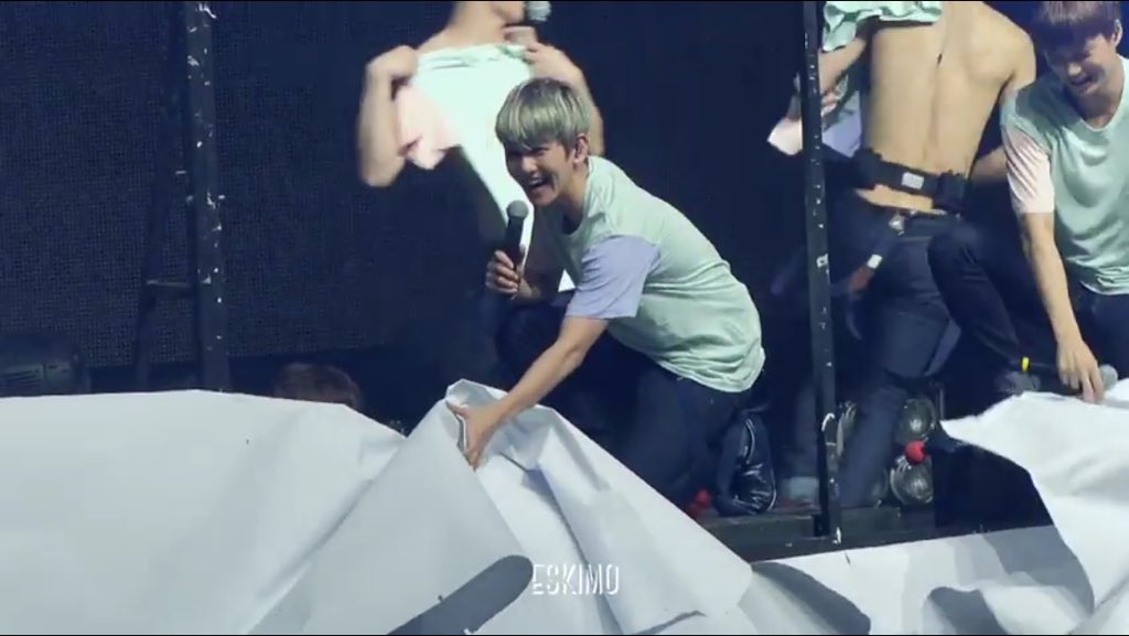 2chanbaek's tweet photo. https://t.co/SKcknC3A6I ตอนแรกก็ช่วยจับ สักพักปล่อย พอหันไปเห็นชานยอลหมอบใส่เสื้อรีบโกยกระดาษมาช่วยปิดเลย มีขำด้วย 😂 https://t.co/v3m22E0AEe