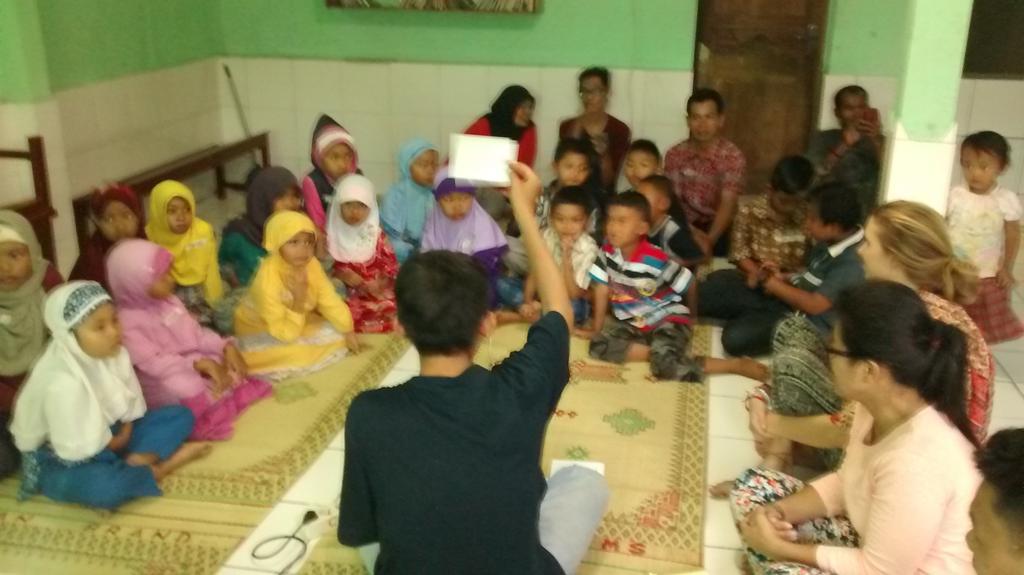 WAUProject's tweet image. 22/11 | We play colors and alphabet's with 18 children attended in Pagerjurang permanent shelter #merapi #wauproject