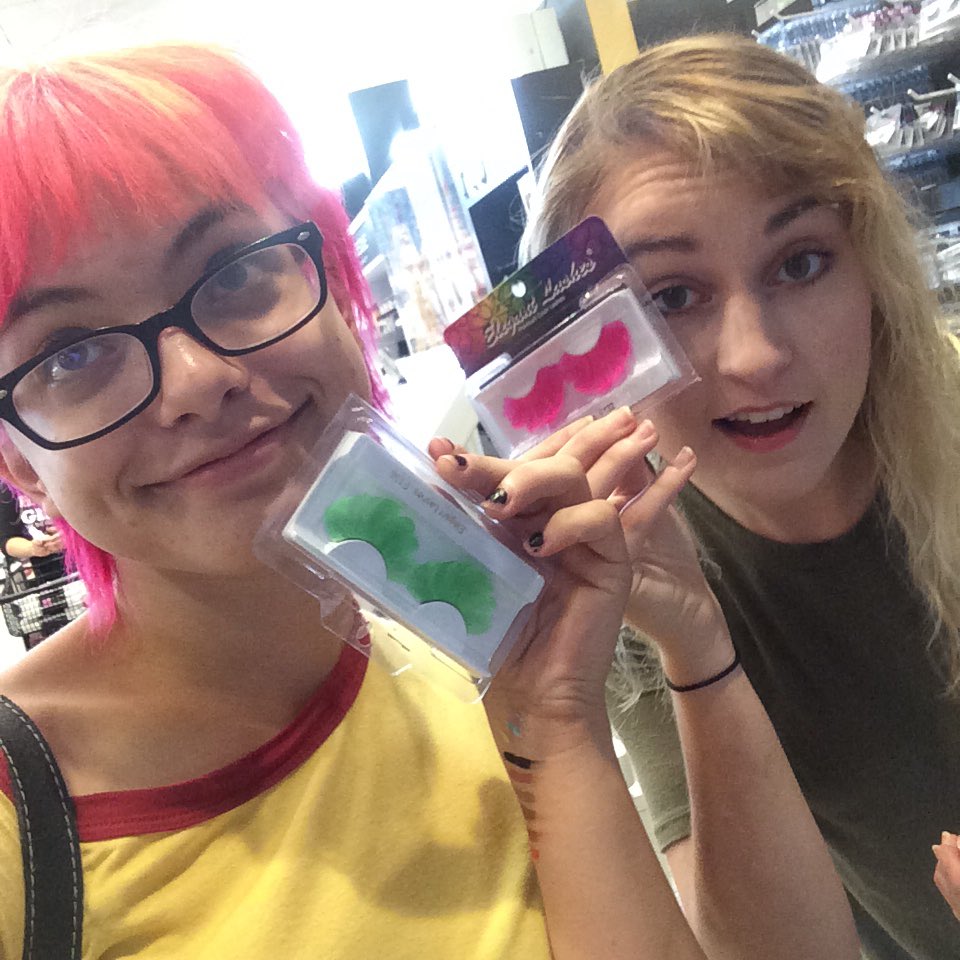 NiaLovelis's tweet photo. HAPPY BIRTHDAY, @MIRANDAMILLER. ur twenty but never grow up. much luv ❤️❤️❤️ https://t.co/jyhC97Ti0z