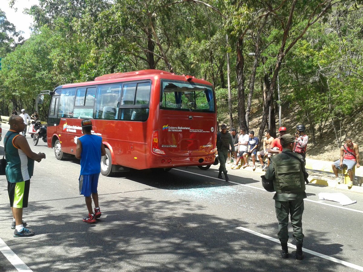 DarvinsonRojas's tweet photo. CARACAS | Deportistas atacan autobús que arrolló a dos perros en la Cota Mil https://t.co/lj3Ne0ZEmM