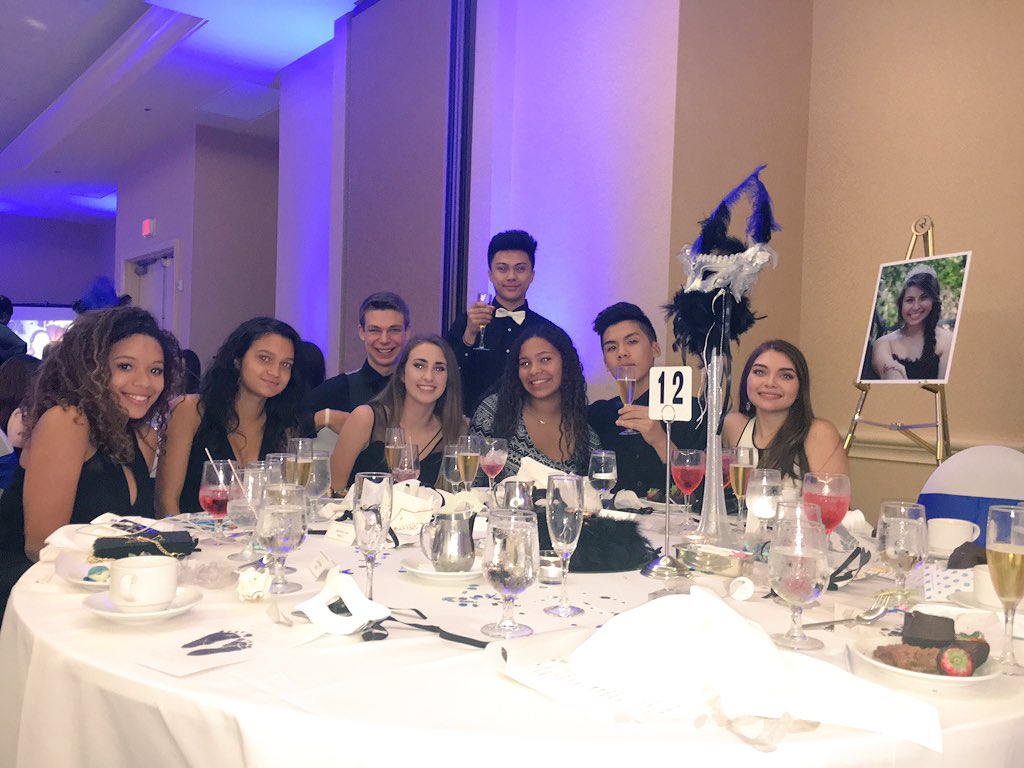 Sabritre3's tweet image. Friends🔥 #table12