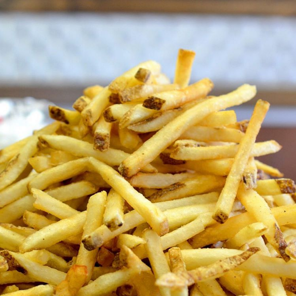 CarlsJrPanama's tweet photo. ¡Sin duda las mejores papas tienen un corte natural! 🍟 #carlsjr #panama #acomerenserio https://t.co/sgJU5aYEyW