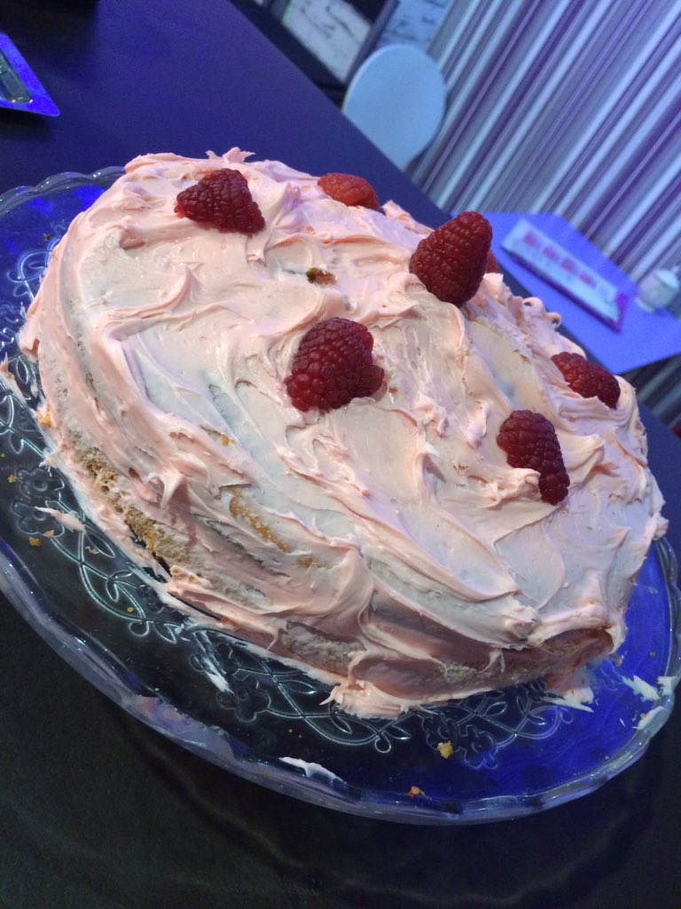 ARTEA_PAMPLONA's tweet photo. Y hoy domingo de nuevo abiertos y con una novedad!!! Tarta de fresa con moras! https://t.co/IEvIpkhwiz