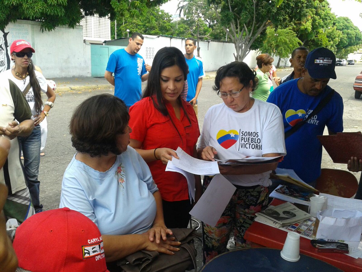 AndreinaTarazon's tweet photo. En el gran ensayo general de la victoria! Vamos pueblo valiente! Vamos a vencer! @NicolasMaduro @TareckPSUV https://t.co/lpaWhbIw4h