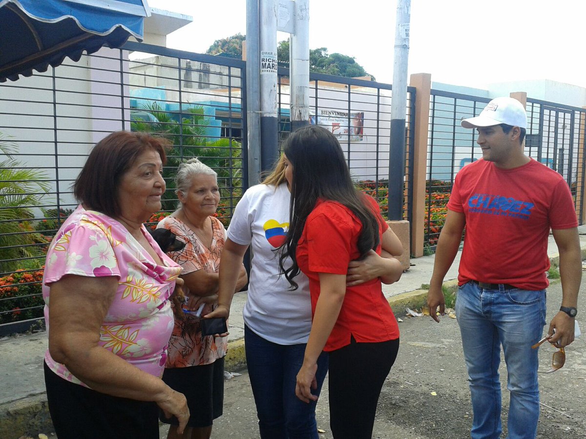 AndreinaTarazon's tweet photo. En el gran ensayo general de la victoria! Vamos pueblo valiente! Vamos a vencer! @NicolasMaduro @TareckPSUV https://t.co/lpaWhbIw4h