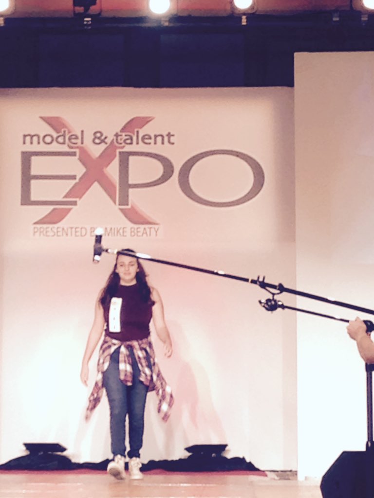 DonnaMckenna_CD's tweet photo. Our @LeavesoftheTree award winning actress @sarahheelys showing all in Dallas how talented she is! @HealeyBecky https://t.co/UT5ASdYdjw
