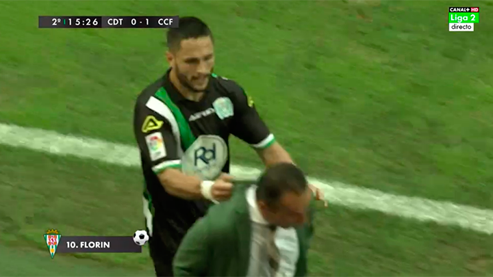 MPlusDeportes's tweet photo. ¿Marcas y tu entrenador no mira? Pues agarrón y abrazo.
Florin Andone lo celebró con Oltra.
 #CDTvCCF https://t.co/JHVQi8jlaX