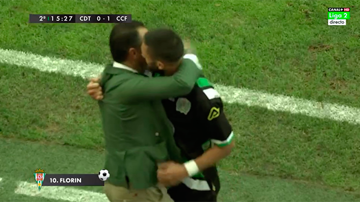 MPlusDeportes's tweet photo. ¿Marcas y tu entrenador no mira? Pues agarrón y abrazo.
Florin Andone lo celebró con Oltra.
 #CDTvCCF https://t.co/JHVQi8jlaX