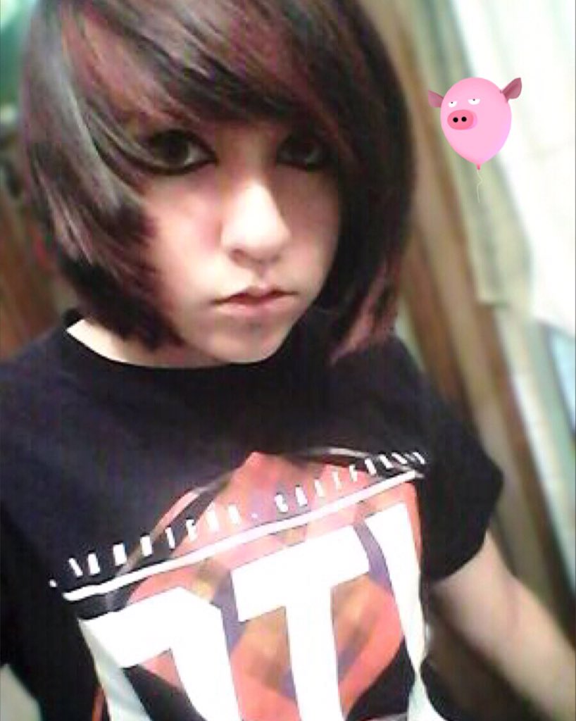 sma_senpai's tweet photo. Heres an updated rl selfie ayyyeee red and black hair 🌚 https://t.co/50PTQBc6jY