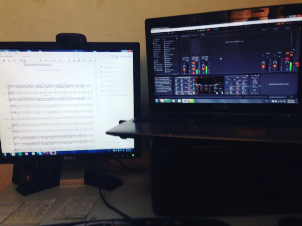 aluxduo's tweet image. Feliz día del músico. Nosotros celebrando con cuerdas para Alux.😍🎼