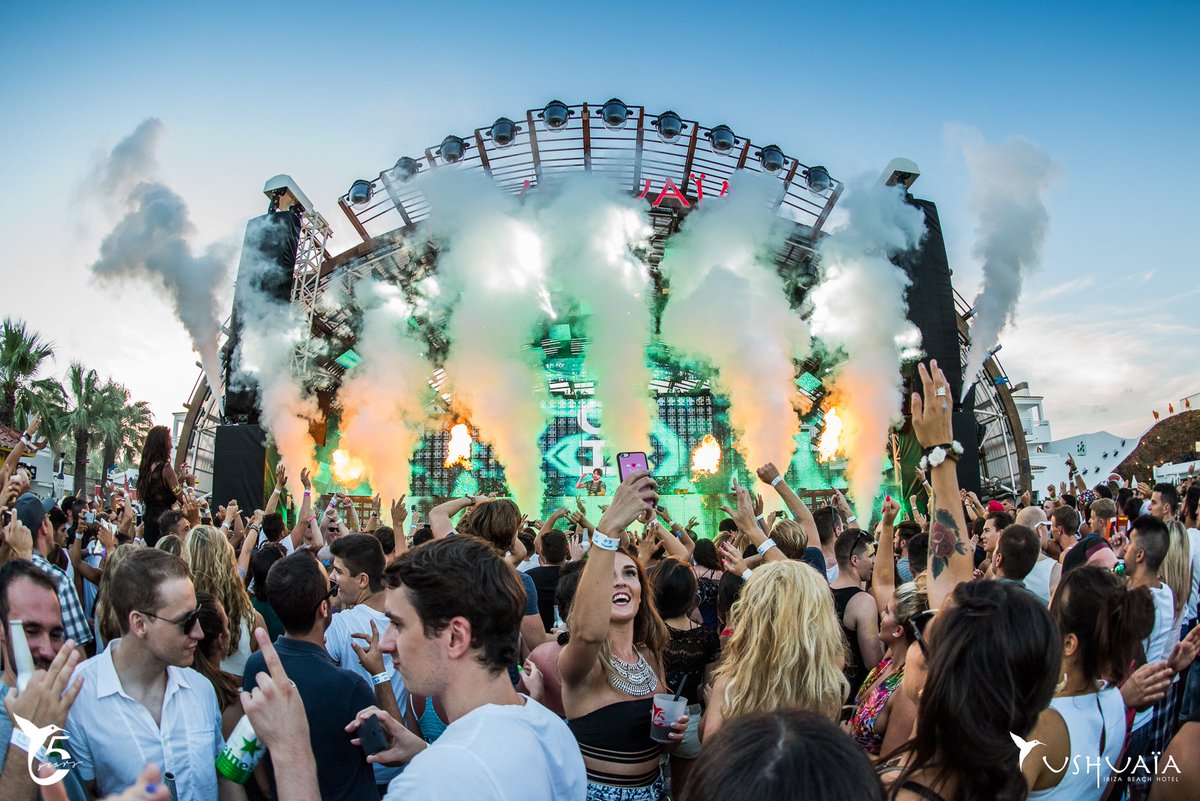 ushuaiaibiza's tweet photo. Craziness w/ @OliverHeldens #multiply @ushuaiaibiza #SummerMemories #UshuaiaIbiza #Ibiza2015 https://t.co/Sez3uxUNfw