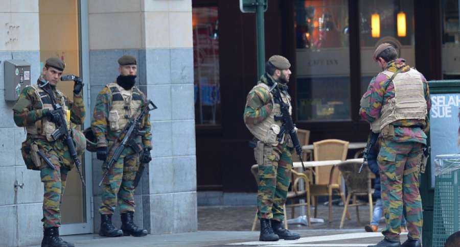 A3Noticias's tweet photo. #ÚLTIMAHORA: Bruselas mantiene la alerta al máximo y cierra colegios y el metro este lunes https://t.co/zss6OruIPL https://t.co/Yvd8fqMU4H