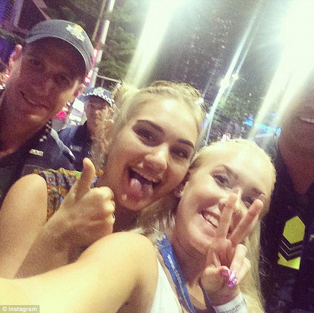 DailyMailAU's tweet photo. Schoolies make the best of the police presence with cop selfies and #cutecops https://t.co/hhco2M3Q3D https://t.co/nPRF8hYTxV