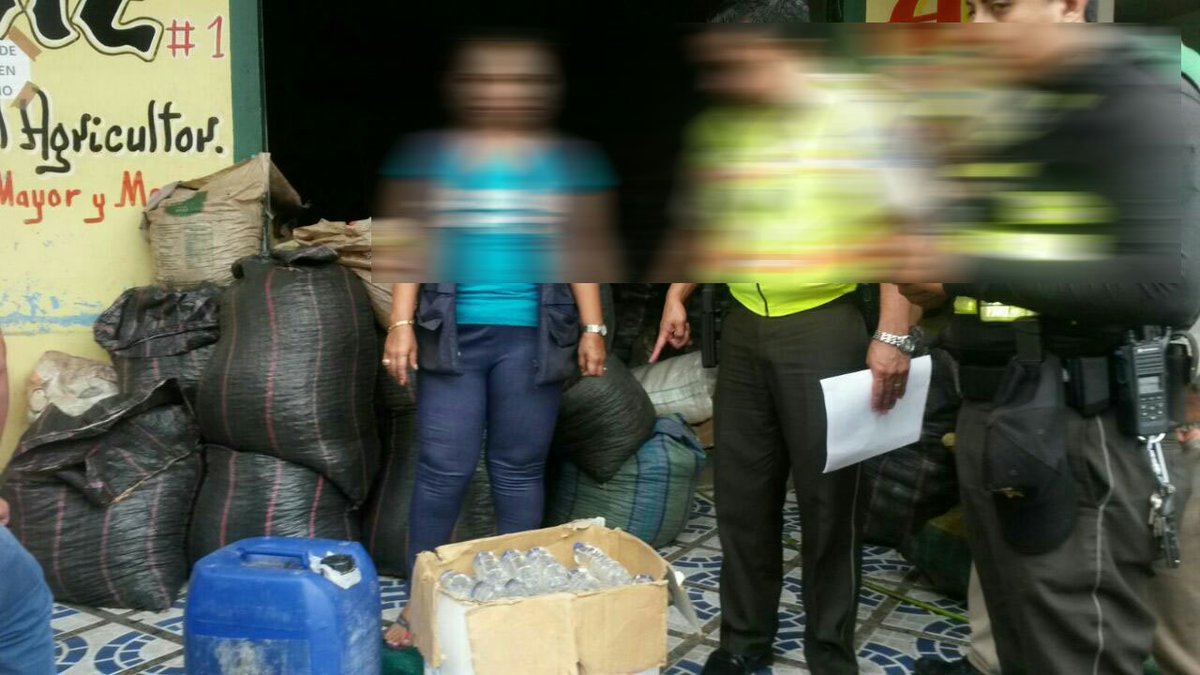 MinGobiernoEc's tweet photo. .@PoliciaEcuador #DistElCarmen realizó operativo de control decomisa licor artesanal sin registro sanitario. https://t.co/ZZQbiRQeVH