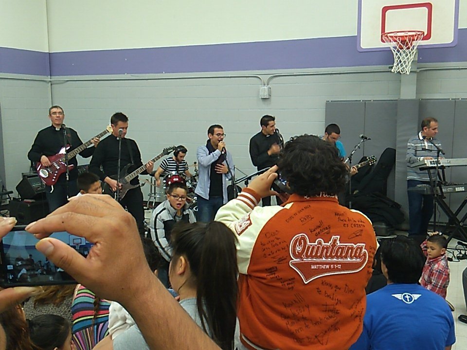 LVD_fans's tweet photo. Concierto en el gimnasio de la parroquia San Felipe y San Agustín, en #Dallas, #Texas (USA). ¡Gloria a Dios! https://t.co/YoM2q3ZenS