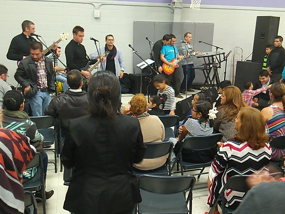 LVD_fans's tweet photo. Concierto en el gimnasio de la parroquia San Felipe y San Agustín, en #Dallas, #Texas (USA). ¡Gloria a Dios! https://t.co/YoM2q3ZenS