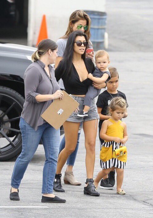 Perezjbff's tweet photo. Bieber's whole gang is here tonight! Sophie, baby Kenzie, and baby boy, Jayden are all with mom, Blakey #famgoals https://t.co/0ykPp79zTV