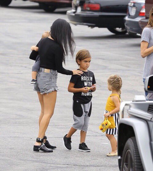Perezjbff's tweet photo. Bieber's whole gang is here tonight! Sophie, baby Kenzie, and baby boy, Jayden are all with mom, Blakey #famgoals https://t.co/0ykPp79zTV