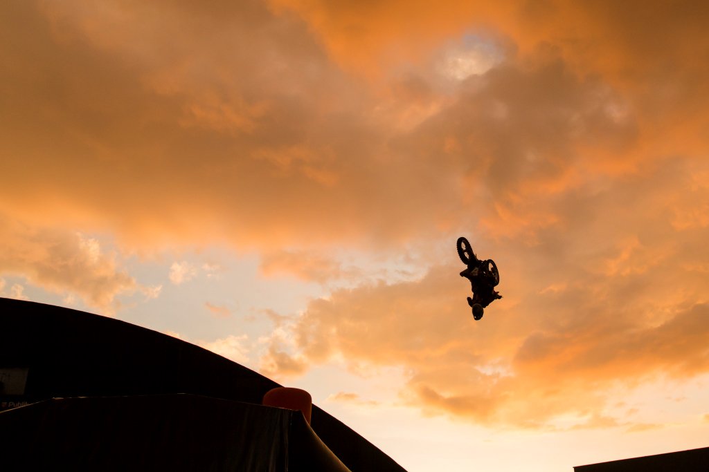 Felicitaciones a <a href="/RenzoPiera/">Renzo Pierattini</a> por su logro en #MotoGO, un backflip que cerro con broche de oro la feria.