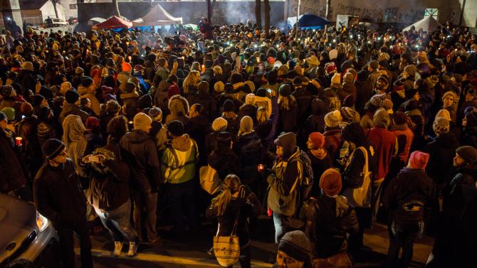 TheRoot's tweet image. MN protestors calls for 2 the policemen to be charged in the shooting death of Jamar Clark: buff.ly/1HgIxMV
