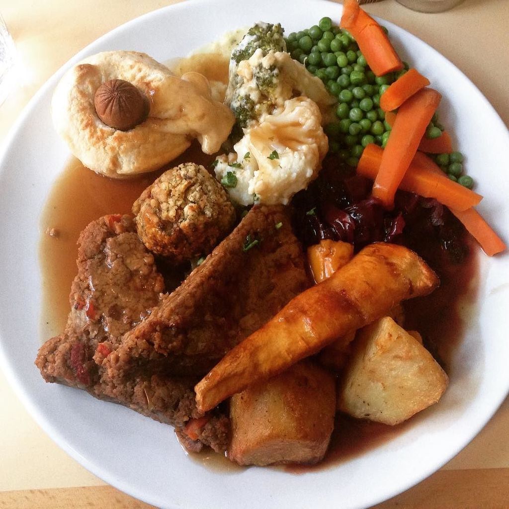 Amazing Vegan Sunday roast at  <a href="/vbitesbrighton/">VBites</a> today #nutroast #sundayroast #englishfood #veganlunch #yorkshirepudd…