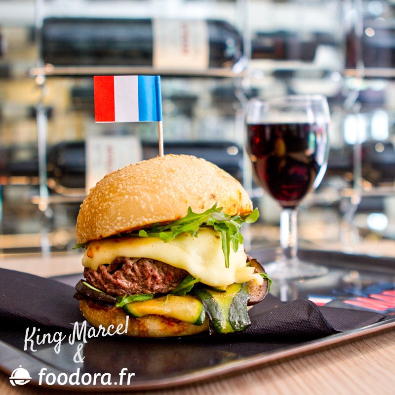 Même le dimanche,<a href="/Foodora_FR/">Foodora France</a> vous livre > bit.ly/1MZuIPh 
Et avec 8€ offerts ! #cadeau #burger #paris