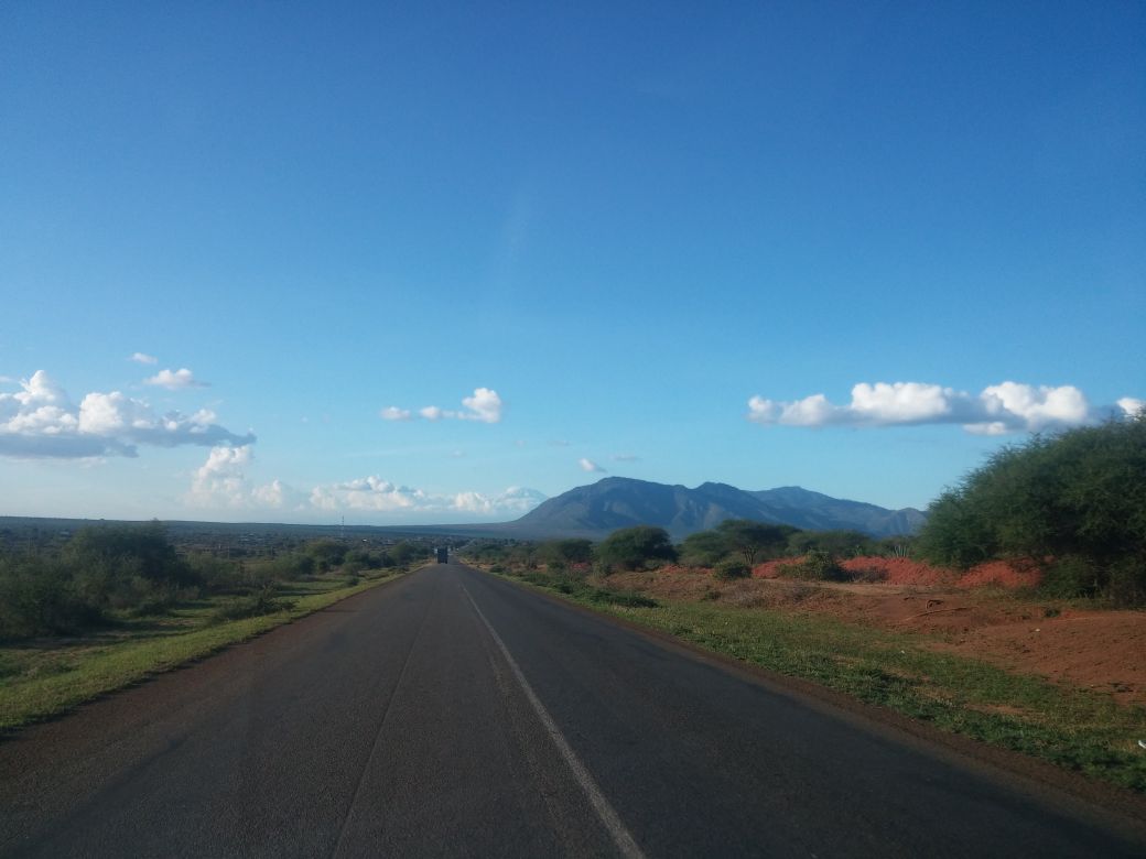 kilitreks's tweet photo. ..again this fascinates. Kili, mighty high...all the way from Same (100km). I couldn't resist, i parked car &amp; photo https://t.co/NchaftDzKi