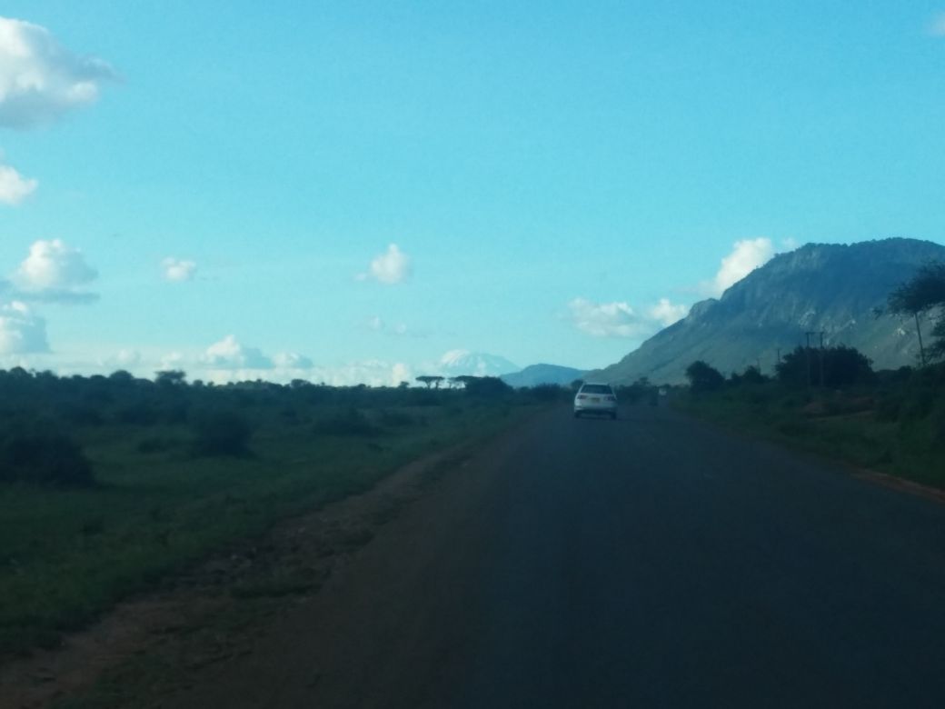 kilitreks's tweet photo. ..again this fascinates. Kili, mighty high...all the way from Same (100km). I couldn't resist, i parked car &amp; photo https://t.co/NchaftDzKi