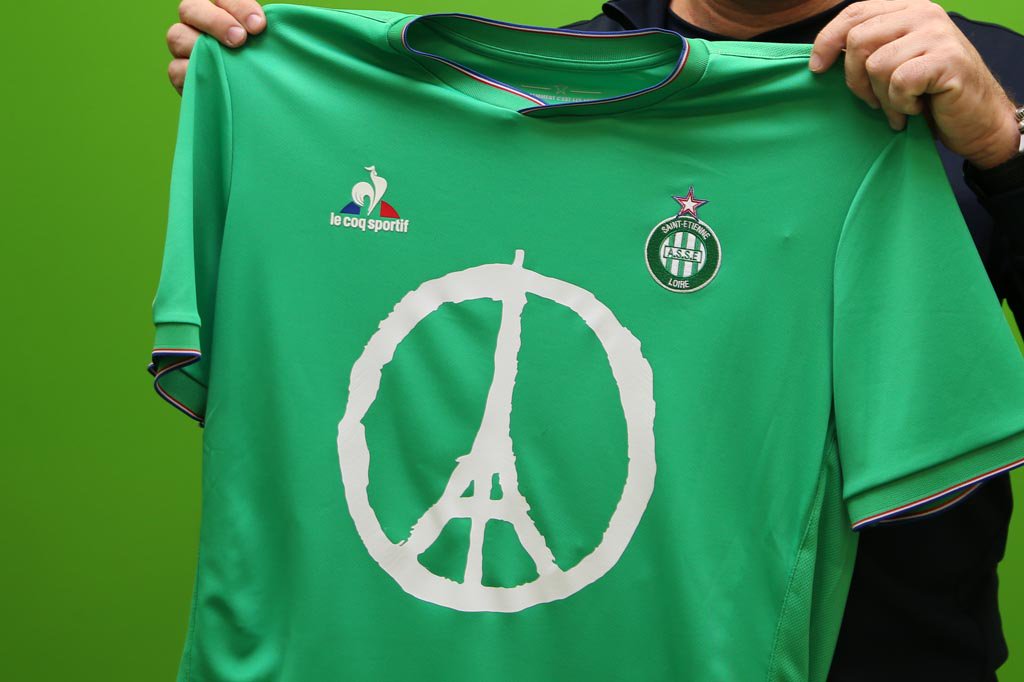 #ASSEOM en hommage aux victimes des attentats, les Verts joueront avec ce maillot
#TousDebout #PlayForParis