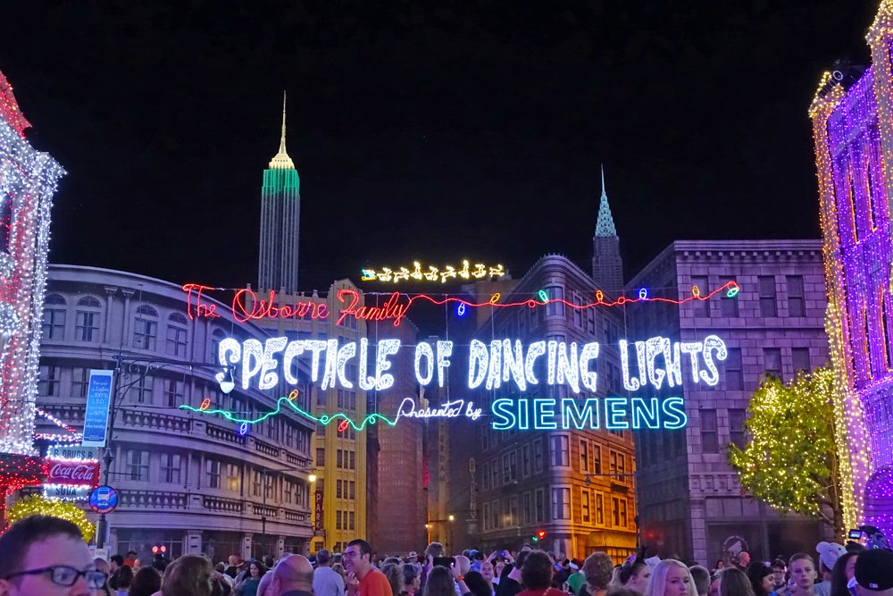 ThemeParkFrog's tweet image. Top tips for enjoying this year's Osborne Family Spectacle of Dancing Lights: buff.ly/1MxhhX7 #DisneyWorld