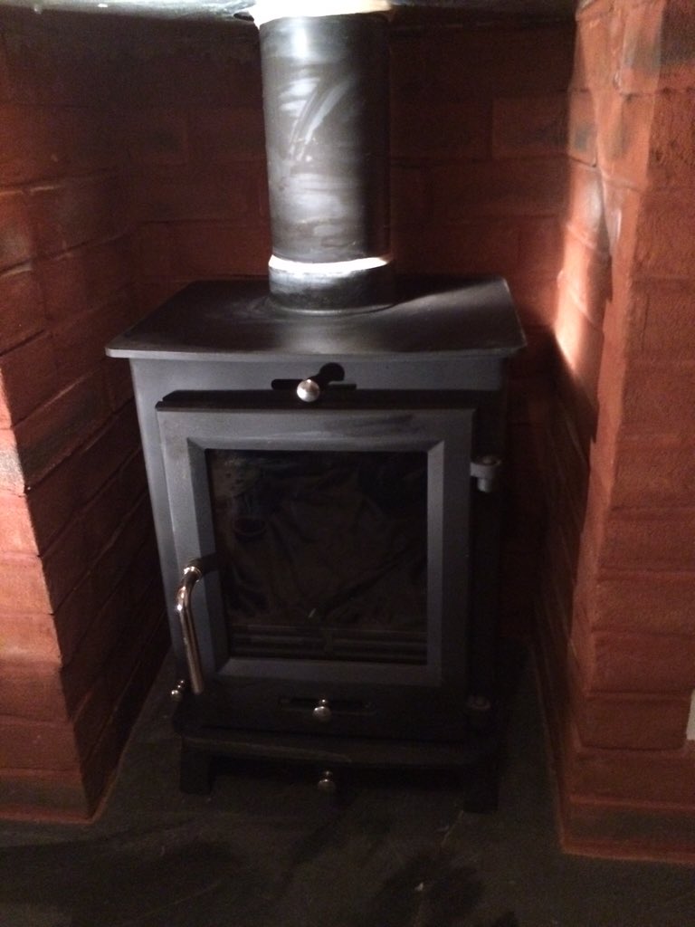 CS_Chimneys's tweet image. Sunday Multifuel installation down porthcawl, another happy customer 👌🔥@EasyburnLogs