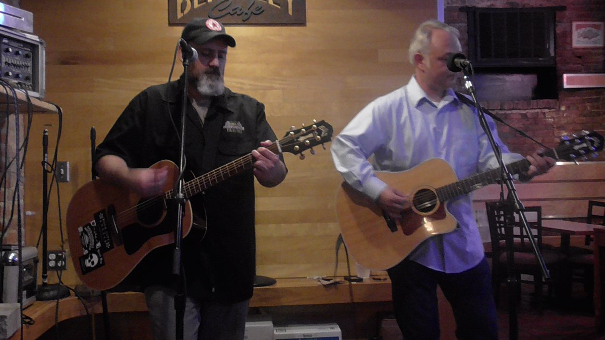 SydsDarkglobe's tweet photo. Last night @GuitartownTwang & @berkeleyraleigh presented @adamnc73 & @JMullinsNC for a fantastic show! BIG crowd! https://t.co/KEJmiL9dIk