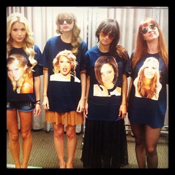 JamesFrancoCF's tweet photo. Taylor Swift tira foto com algumas fãs no Met da Speak Now Tour. https://t.co/NrBGTTA4Qa