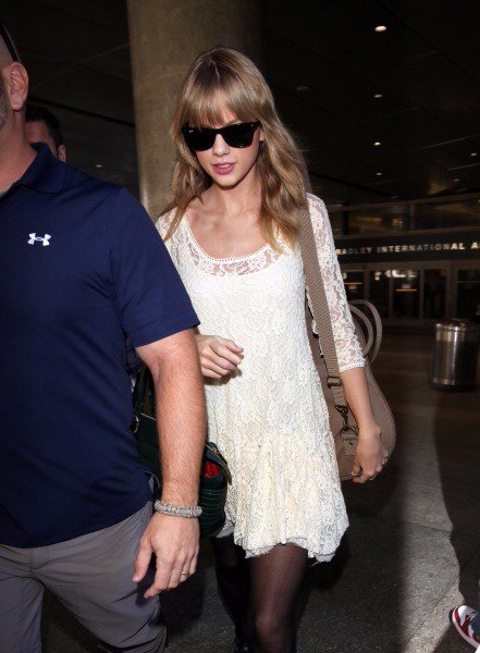 JamesFrancoCF's tweet photo. Taylor Swift acaba de chegar em NY,onde será entrevistada no programa da Ellen. https://t.co/8tLX09nIyt