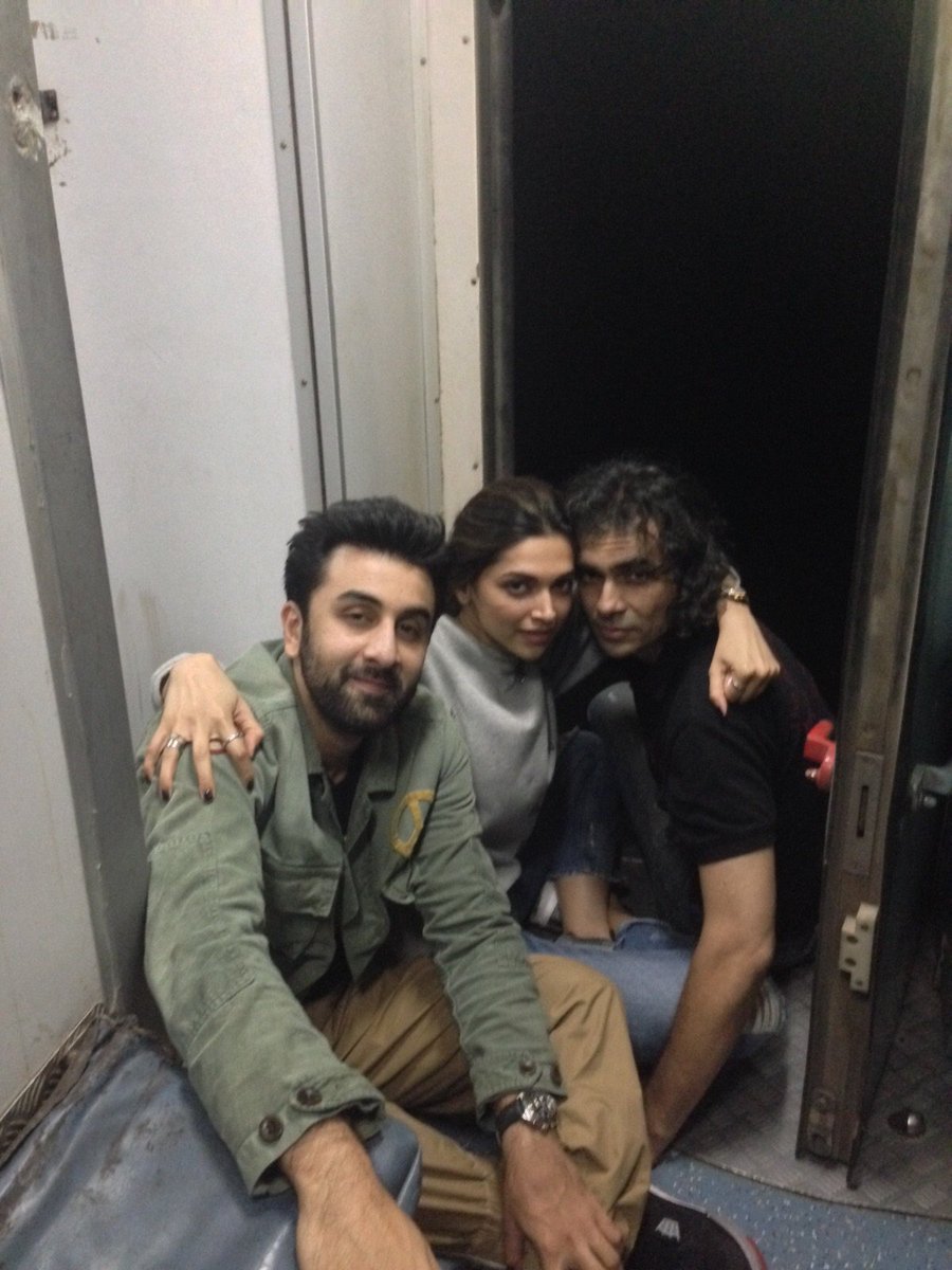 TamashaOfficial's tweet photo. Tamasha trio chilling post dinner #TrainMeinTamasha

#ImtiazAli #RanbirKapoor @deepikapadukone https://t.co/5MdXYkj9ux