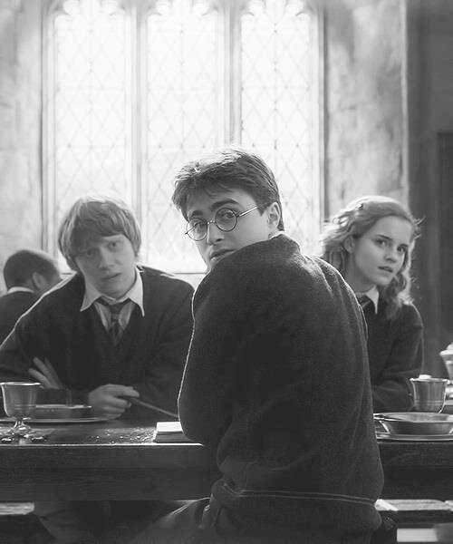 MuggleNet's tweet photo. What is going on here? Reply with a caption and #MNCaption for a possible RT! https://t.co/BfjGcBybv2